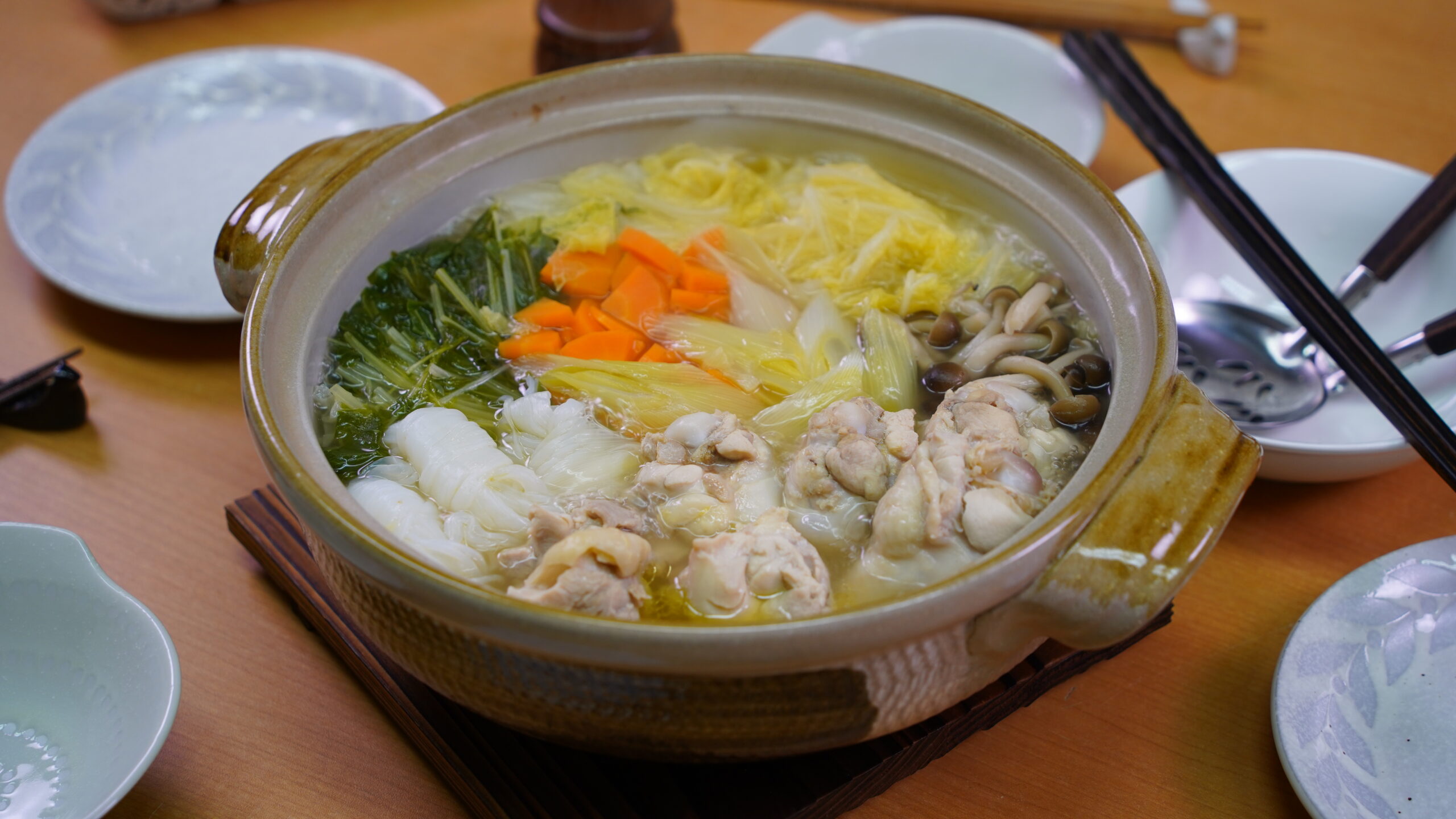 高たんぱくでヘルシー鍋に！『鶏鍋つゆ塩』でつくる鶏の水炊き